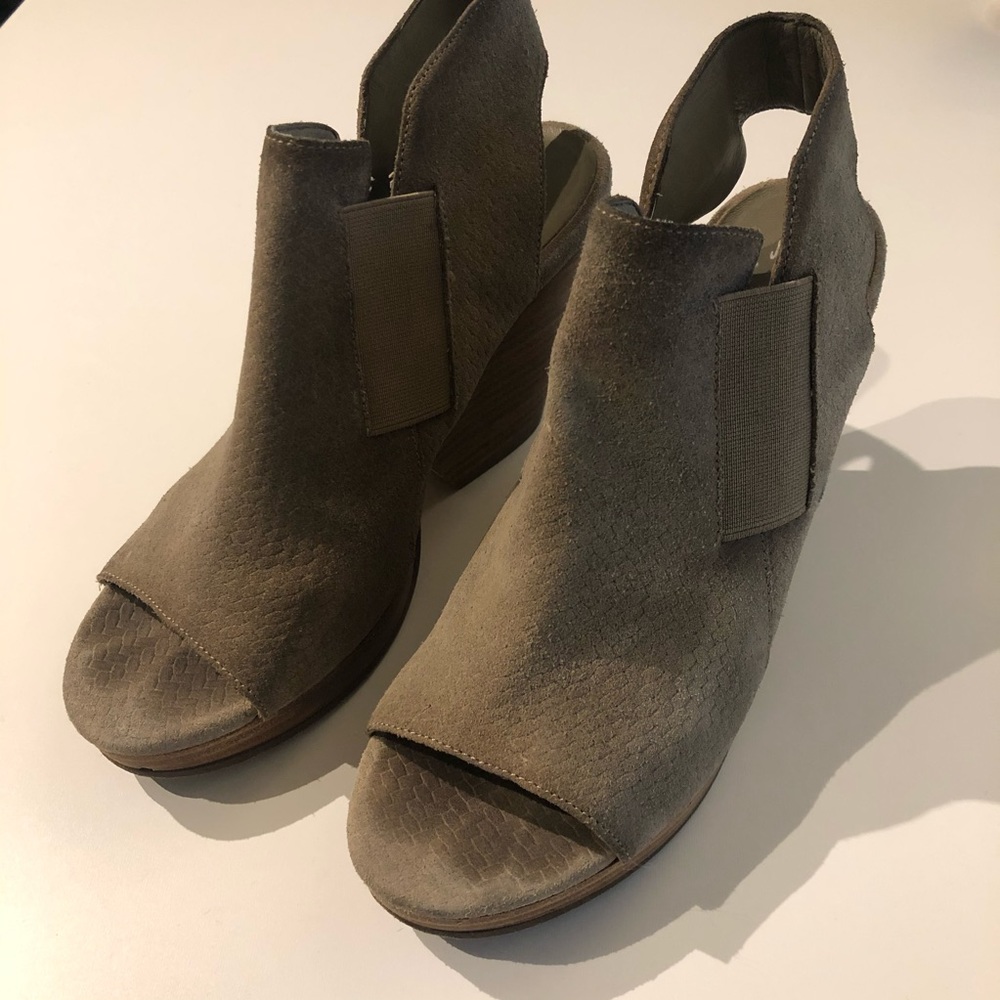 Cute grey suede Eileen Fisher wedge!